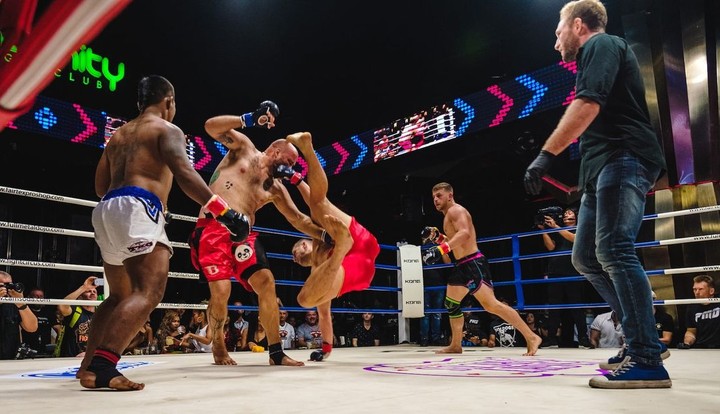 Bitka v telefónnej búdke aj pretláčanie nohou. Bojový cirkus stále populárnejší